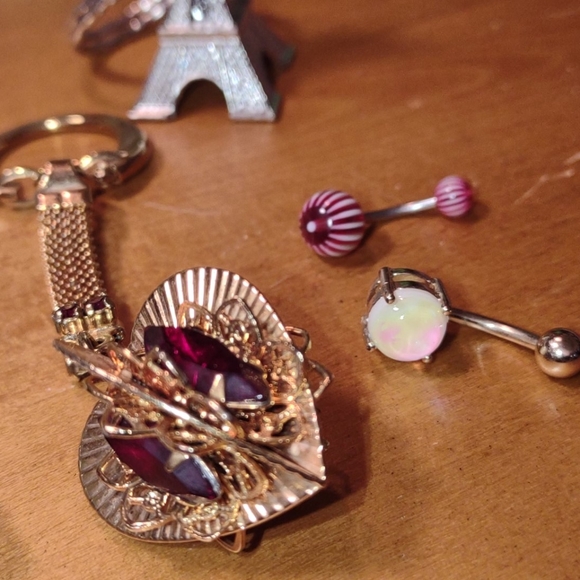 Beautiful Lot of Vintage Keychains/Body Jewelry - Picture 5 of 5